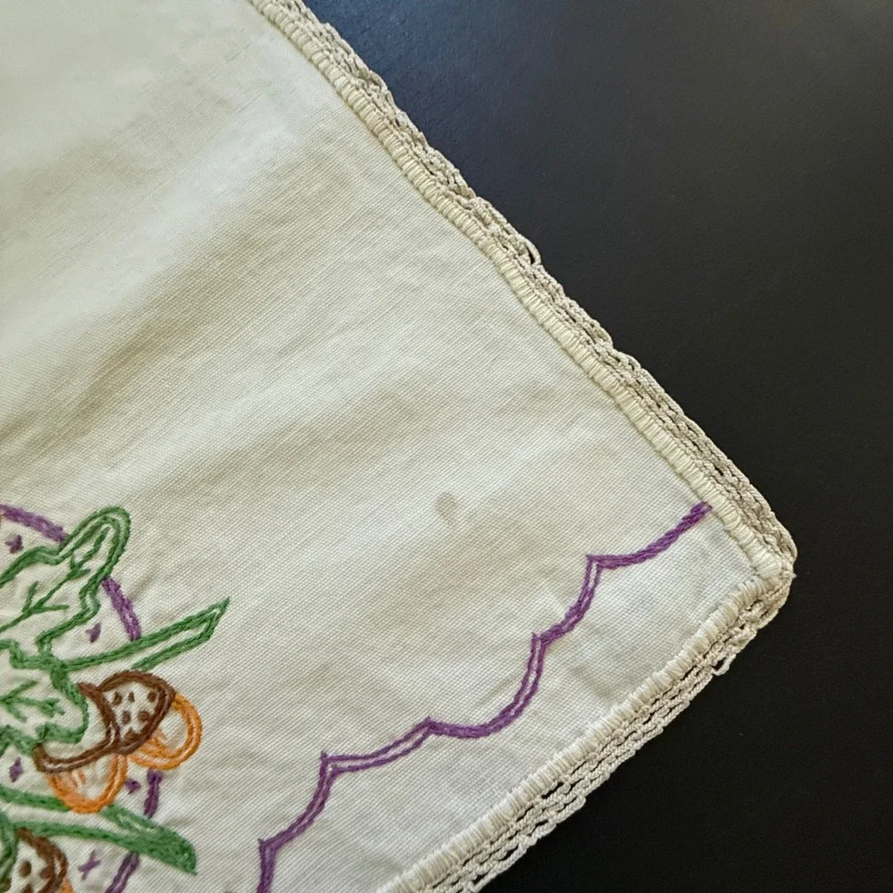Vintage Hand Embroidered Acorn Oak Leaf Linens Table Runner Napkin Set Cream